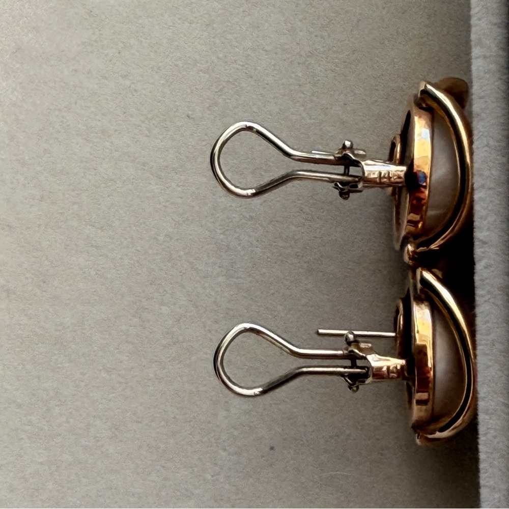 Vintage 14k gold Mabe Pearl Earrings lever Back Vintage (circa 1960s–1980s) - Picture 12 of 12